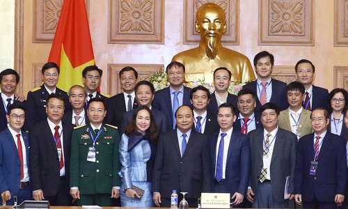 Thủ tướng Nguyễn Xuân Phúc và các doanh nghiệp có sản phẩm đạt Giải thưởng “Thương hiệu quốc gia” năm 2018.