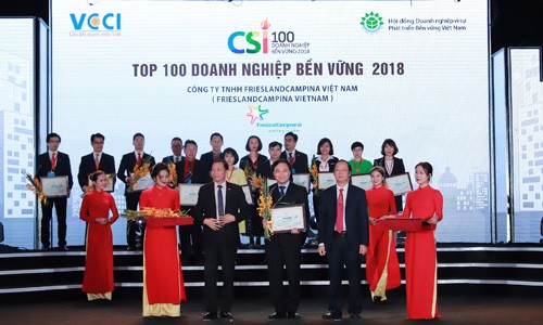 Đại diện Sữa Cô Gái hà Lan (giữa) nhận giải thưởng tại Lễ Công Bố Doanh nghiệp Bền vững 2018 của VCCI