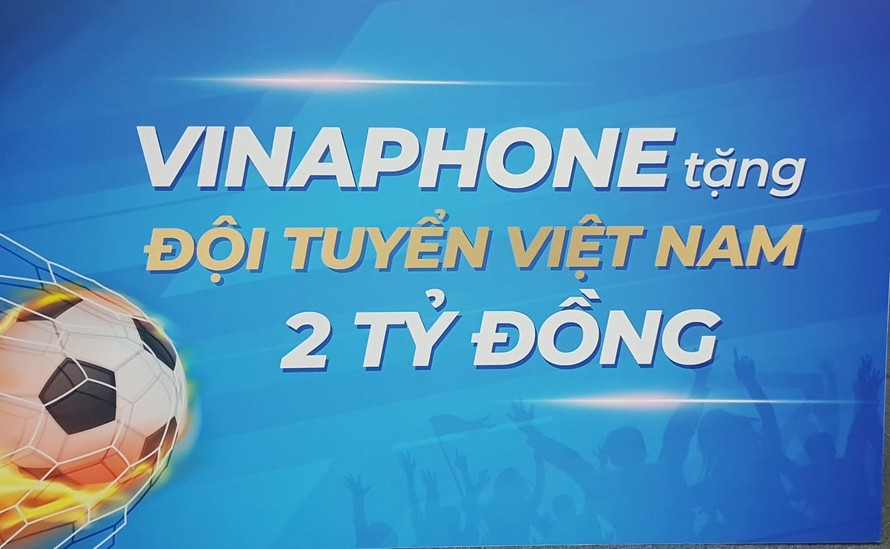VinaPhone trao tặng 2 tỷ đồng tiền mặt cho Đội tuyển quốc gia Việt Nam
