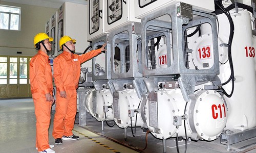 Công nhân Công ty Lưới điện cao thế TP Hà Nội kiểm tra thiết bị tại trạm 110kV Công viên Thống Nhất.