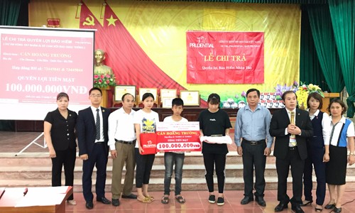 Prudential thực hiện chi trả quyền lợi hợp đồng bảo hiểm cho gia đình chị Cấn Thị Huyền Trâm tại Quốc Oai, Hà Nội ngày 22/07/2018
