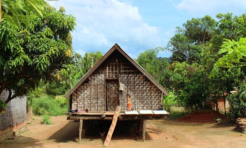Nếp nhà dài phên nứa truyền thống của người M’Nông