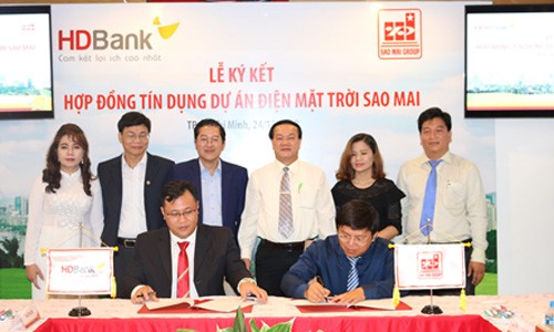 Ông Trương Vĩnh Thành - Phó TGĐ Tập đoàn Sao Mai và ông Trần Kiên Nghị - GĐ HD Bank Rạch Dừa thực hiện nghi thức ký kết hợp đồng