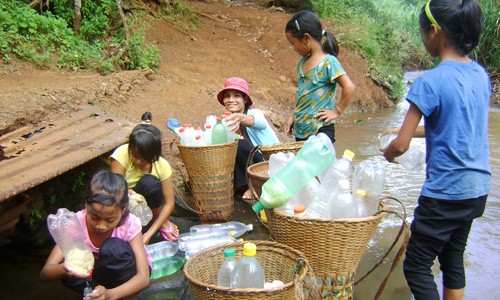 Tỉ lệ người dân khu vực nông thôn và miền núi được sử dụng nước sạch vẫn còn hạn chế (Ảnh minh họa) 