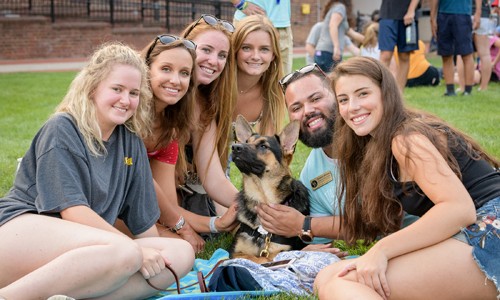 Một số sinh viên ĐH Delaware là thành viên 2 hội nuôi cún ở trường này. Ảnh: Evan Krape.