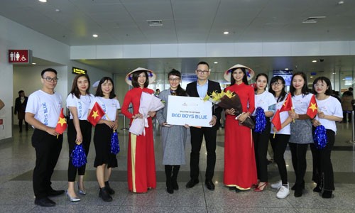 Đại diện nhà tổ chức và fan Việt sẵn sàng chào đón Bad Boys Blue tại sân bay