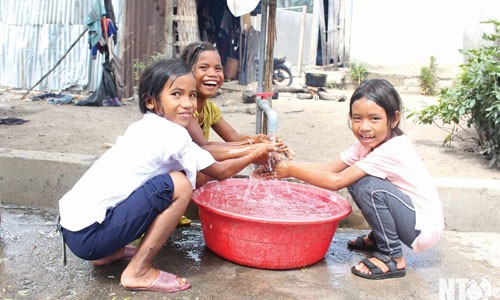 Trẻ em vùng ven biển Ninh Thuận thích thú khi được sử dụng dòng nước sạch (Ảnh: Internet)