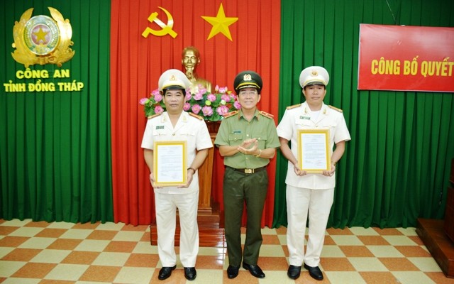 Thiếu tướng Nguyễn Minh Thuấn, Giám đốc Công an tỉnh Đồng Tháp trao quyết định cho Đại tá Trần Văn Đoàn và Thượng tá Nguyễn Thanh Hải