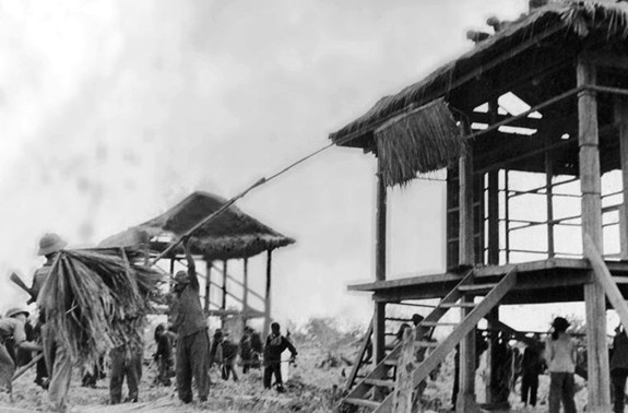 Quân tình nguyên Việt Nam dựng nhà giúp nhân dân Campuchia. Ảnh tư liệu.