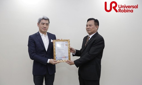 Ông Đỗ Chí Thành giám đốc khu vực miền Bắc công ty SGS trao chứng nhận ISO 45001 2018 cho URC Việt Nam