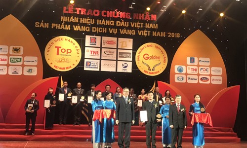 Phó Tổng Giám đốc Trương Thanh Tùng đại diện HVC Group nhận giải thưởng “Top 50 nhãn hiệu hàng đầu Việt Nam” và “Top 20 sản phẩm vàng Việt Nam” năm 2018
