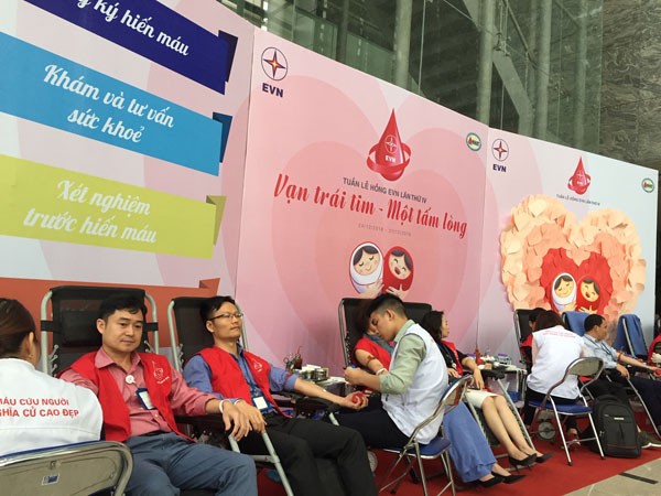 Hơn 1 vạn nhân viên ngành điện tham gia hiến máu cứu người