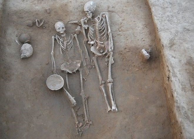 Hai bộ xương bí ẩn hấp dẫn giới khoa học và khảo cổ. Ảnh: BBC