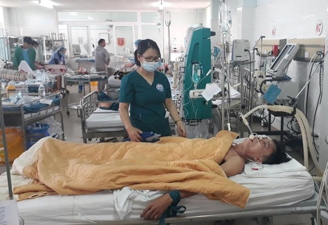 Bệnh nhân Nguyễn Văn Nhật được truyền gần 5 lít bia để giải ngộ độc rượu. Ảnh: NV