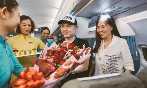 Tiếp viên của chuyến bay VN7827 tặng hoa cho cặp đôi
