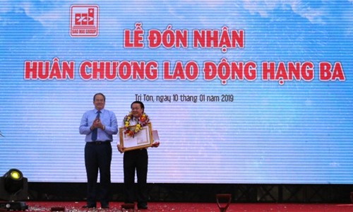 Ông Lê Thanh Thuấn - Chủ tịch Tập đoàn Sao Mai đón nhận Huân chương Lao động hạng III