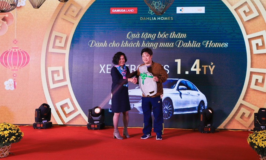 Đại diện đơn vị phân phối CenLand trao biểu trưng quà tặng xe ô tô Mercedes C200 cho khách hàng may mắn - anh Lê Vĩnh Hoàng