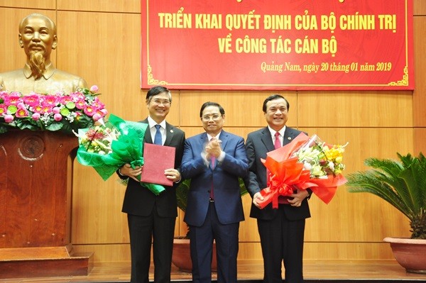 Đồng chí Phạm Minh Chính trao quyết định chuẩn y và tặng hoa cho đồng chí Phan Việt Cường, Bí thư Tỉnh ủy Quảng Nam (người đứng bên phải). 