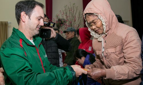 Ông Matt Wilson, Giám đốc Ngoại vụ cấp cao HEINEKEN Việt Nam trao quà Tết cho các hộ gia đình khó khăn