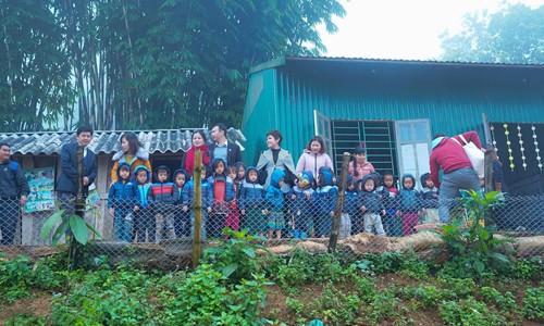 Đoàn thiện nguyện TLM Corporation ghé thăm điểm trường bán trú Páo Tỉnh Làng 2 tại huyện vùng cao Tủa Chùa