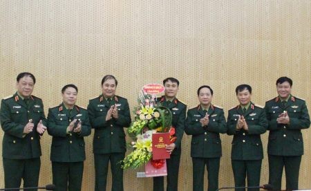 Thủ trưởng Bộ Tư lệnh Quân khu tặng hoa chúc mừng đồng chí Chủ nhiệm Chính trị Quân khu