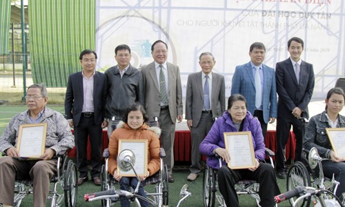 Lãnh đạo ĐH Duy Tân trao tặng Xe lăn Điện cho người khuyết tật