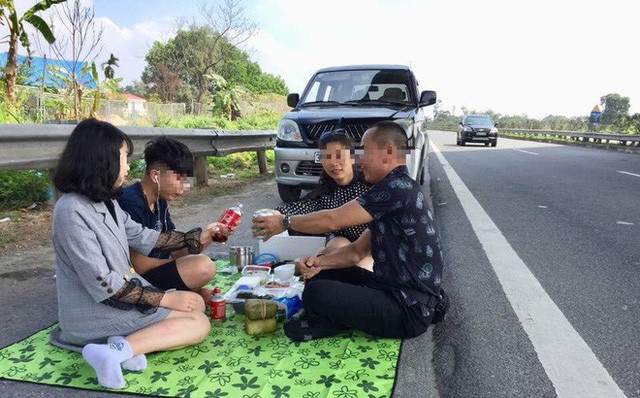 Hình ảnh cả gia đình trải bạt, ăn nhậu trên đường cao tốc Nội Bài - Lào Cai trưa 6/2.