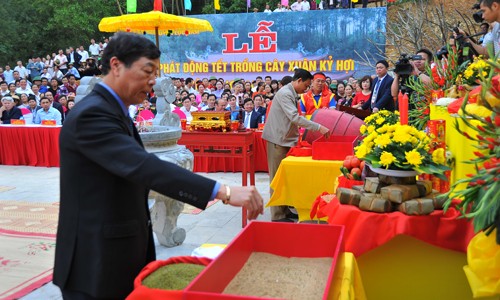 Thứ trưởng thư Bộ NN&PTNT dự khánh thành đền Thần Nông tại Bắc Giang