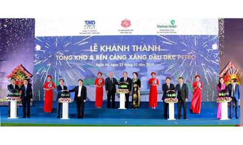 Thủ tướng Chính phủ Nguyễn Xuân Phúc cùng các đại biểu thực hiện nghi thức khánh thành Tổng kho và bến cảng xăng dầu DKC Petro (trong ảnh: ông Nghiêm Xuân Thành - Chủ tịch HĐQT Vietcombank, ngoài cùng bên trái)