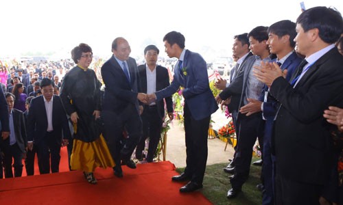 Thủ tướng Chính phủ thân mật bắt tay lãnh đạo công ty thành viên tập đoàn TH trước khi vào buổi Lễ.
