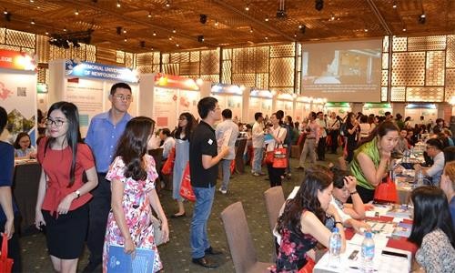 Đông đảo phụ huynh học sinh tìm hiểu thông tin tại hội thảo 2018