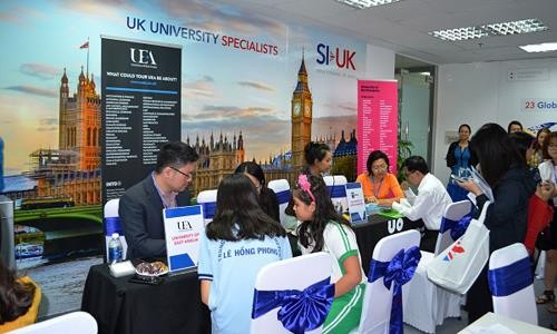 Học sinh trao đổi tại ngày hội giáo dục Anh Quốc 2018