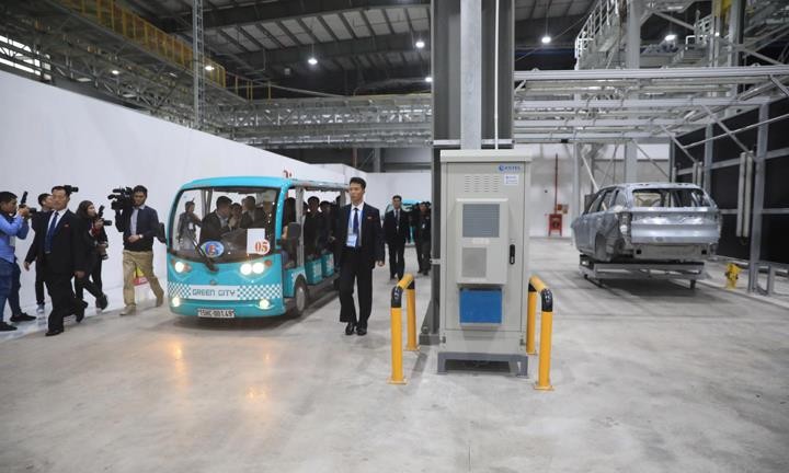 Những chiếc xe điện đưa đoàn đại biểu Triều Tiên đi thăm nhà máy Vinfast