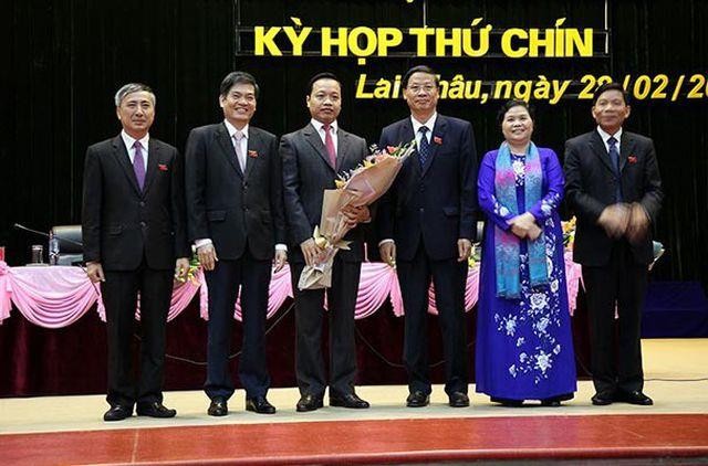 Ông Trần Tiến Dũng (người cầm hoa) được bầu làm Chủ tịch UBND tỉnh Lai Châu nhiệm kỳ 2016-2021.