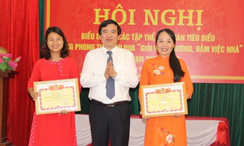 Ông Nguyễn Minh Tường trao tặng Bằng khen của Công đoàn giáo dục Việt Nam cho các tập thể và cá nhân
