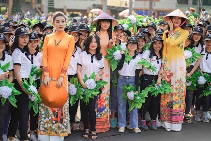Các hoa hậu, á hậu gây ấn tượng tại Lễ hội đường phố Buôn Ma Thuột