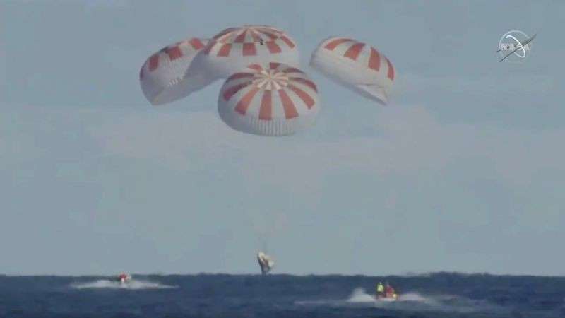 Crew Dragon hạ cánh thành công xuống khu vực ngoài khơi bang Florida. (Ảnh: Reuters)