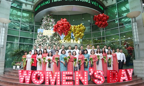Không gian hoa lụa tại sảnh Hội sở PVcomBank trên phố Ngô Quyền, phố đi bộ Hà Nội.