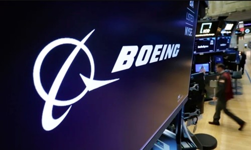 Logo Boeing trên một màn hình tại Sàn chứng khoán New York (NYSE). Ảnh: Reuters