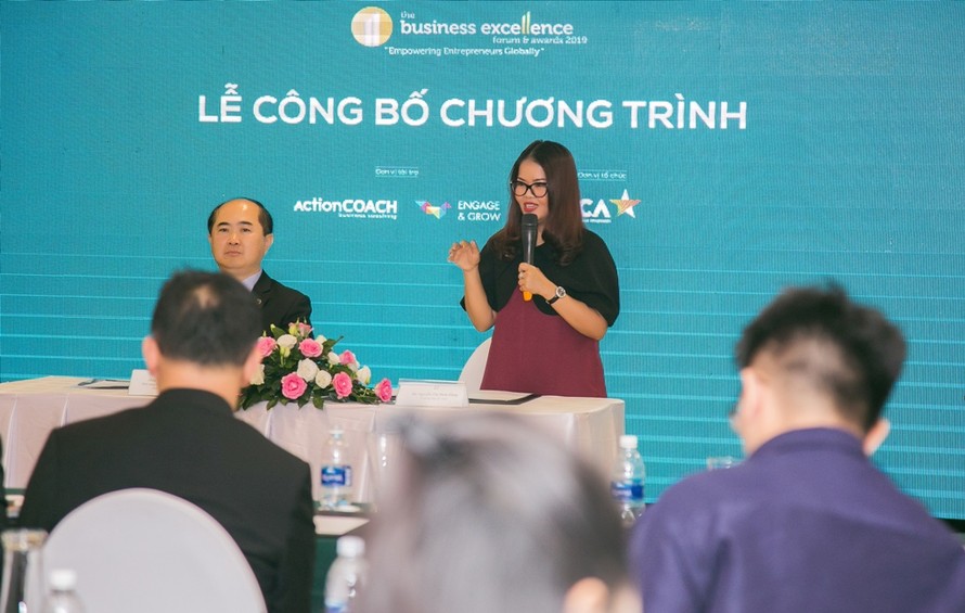 Bà Nguyễn Thị Bích Hằng, đại diện Ban tổ chức trả lời câu hỏi của phóng viên