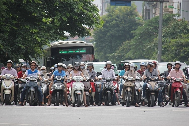 Xe máy hiện vẫn là phương tiện giao thông chủ yếu của người Hà Nội.