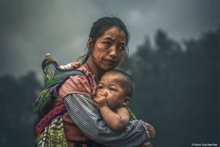 Bức ảnh đoạt giải 120.000 USD chụp ba mẹ con người Việt gây tranh cãi.