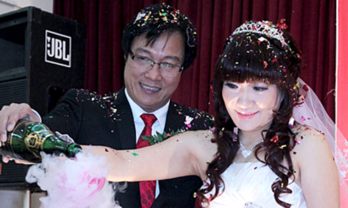 NSƯT Trọng Trinh và vợ trong đám cưới hồi năm 2011. 