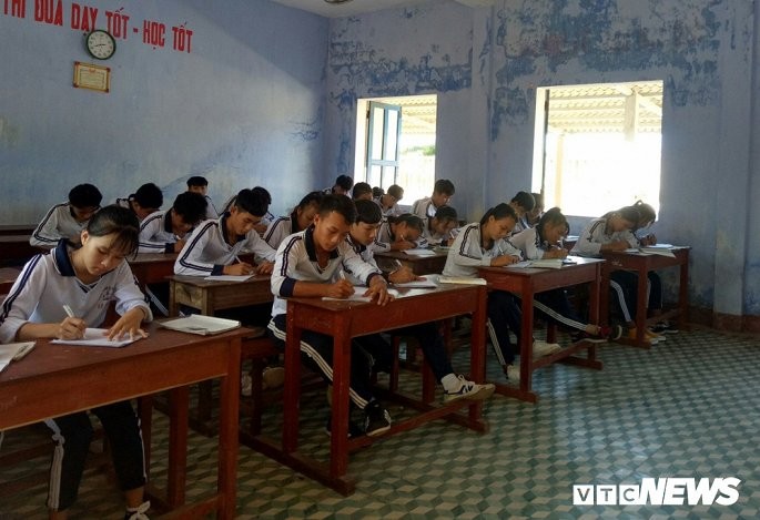 691 học sinh cùng giáo viên ở trường THPT Lý Sơn đang cảm thấy bất an khi phải dạy và học dưới mái trường xuống cấp. 