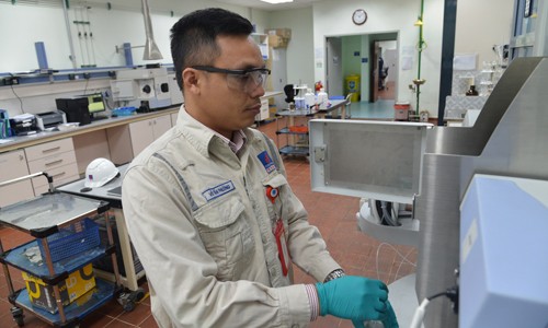 Kỹ sư Võ Tấn Phương đang thực hiện công việc tại phòng Thí nghiệm
