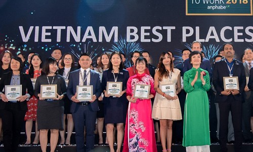 Bà Lê Mai Lan – Phó Chủ Tịch Tập đoàn Vingroup (áo dài hồng) nhận vinh danh Top 100 Nơi làm việc tốt nhất Việt Nam với 4 vị trí đầu ngành thuộc về các thương hiệu: Vinhomes, Vinpearl, Vinmec và Vincommerce