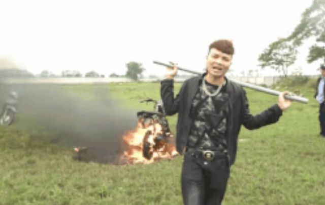 Hình ảnh Khá Bảnh đốt xe máy trong video clip.
