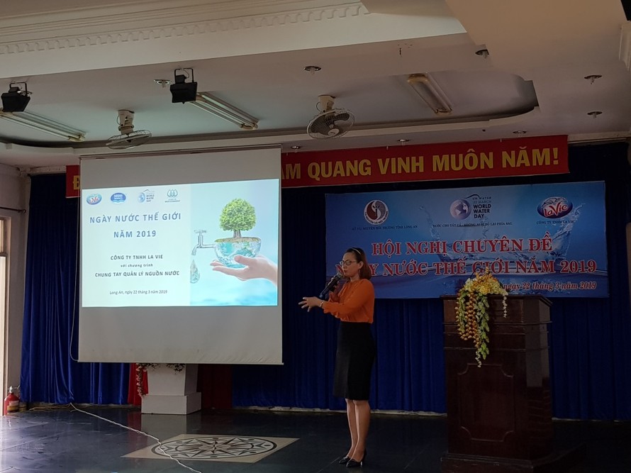 Bà Nguyễn Thị Kim Hoàng, Giám đốc Đối ngoại khu vực phía Nam công ty TNHH La Vie, chia sẻ chương trình “Chung tay quản lý nguồn nước”