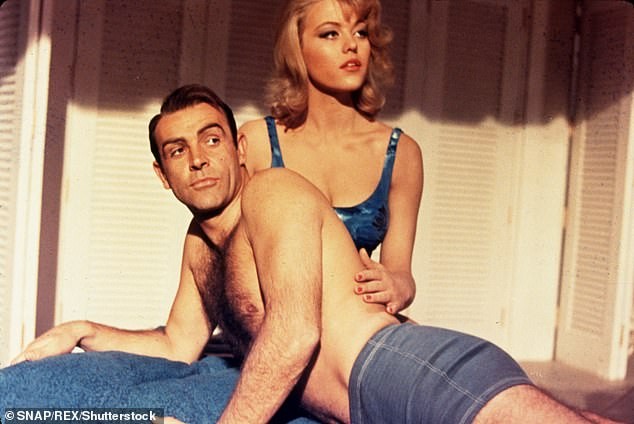 Tania Mallet và Sean Connery trong phim Goldfinger