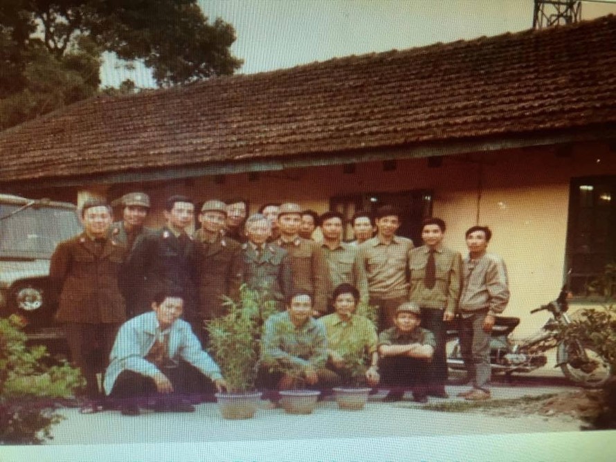 Những người lính Sigelco thời kỳ đầu tiên. Ông Đinh Văn Đạt là người ngồi đầu tiên phía bên trái